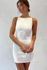 Elegantes ärmelloses, figurbetontes Minikleid mit hohem U-Boot-Ausschnitt - Weiß